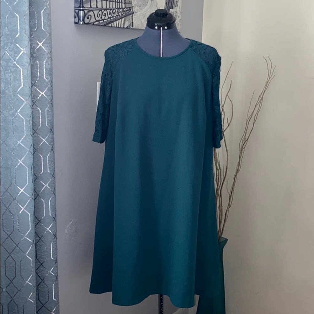 Lace Sleeve Flow Dress